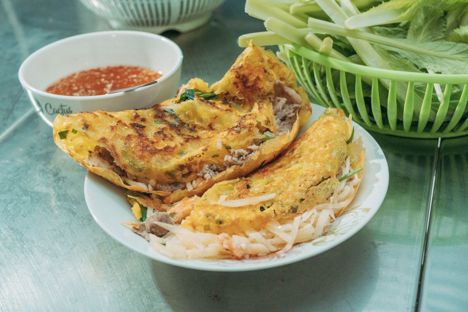 Bánh Xèo Miền Tây Cần Thơ: Giòn Rụm, Nhân Đầy Đặn, Ăn Ở Đâu Ngon