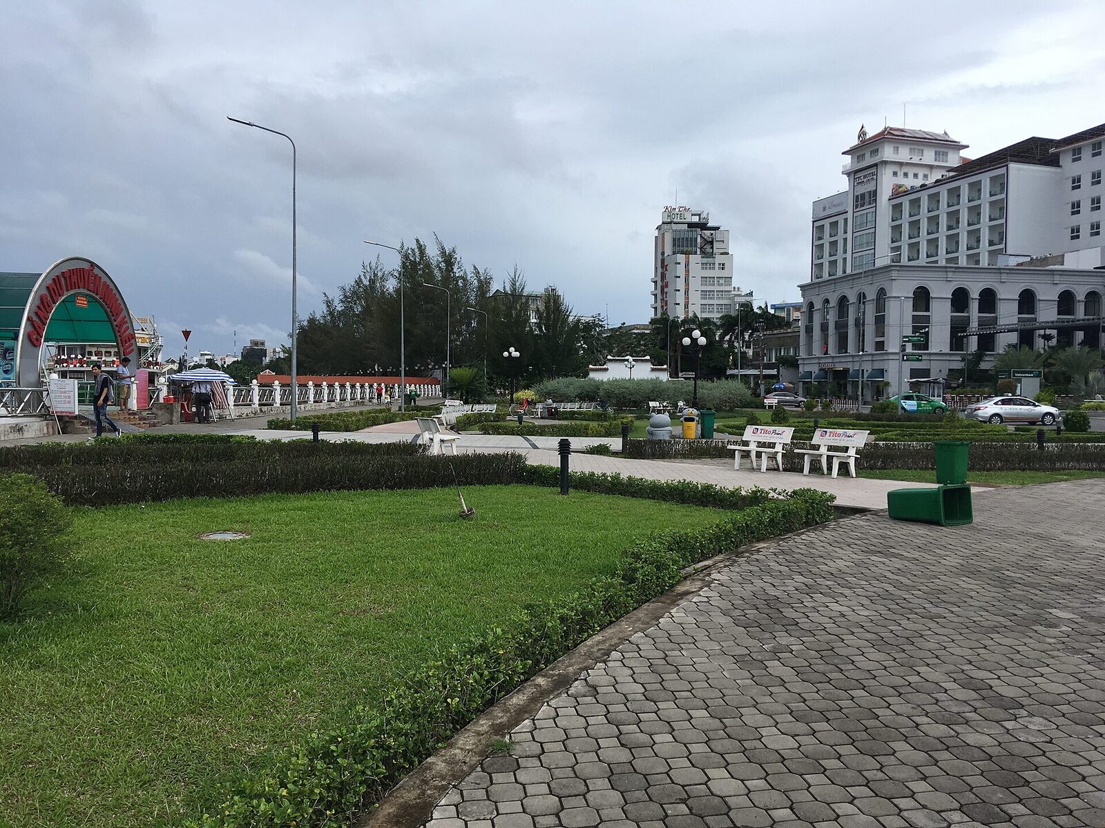 Quảng trường Bến Ninh Kiều Cần Thơ nhìn ra sông Hậu vào ban ngày